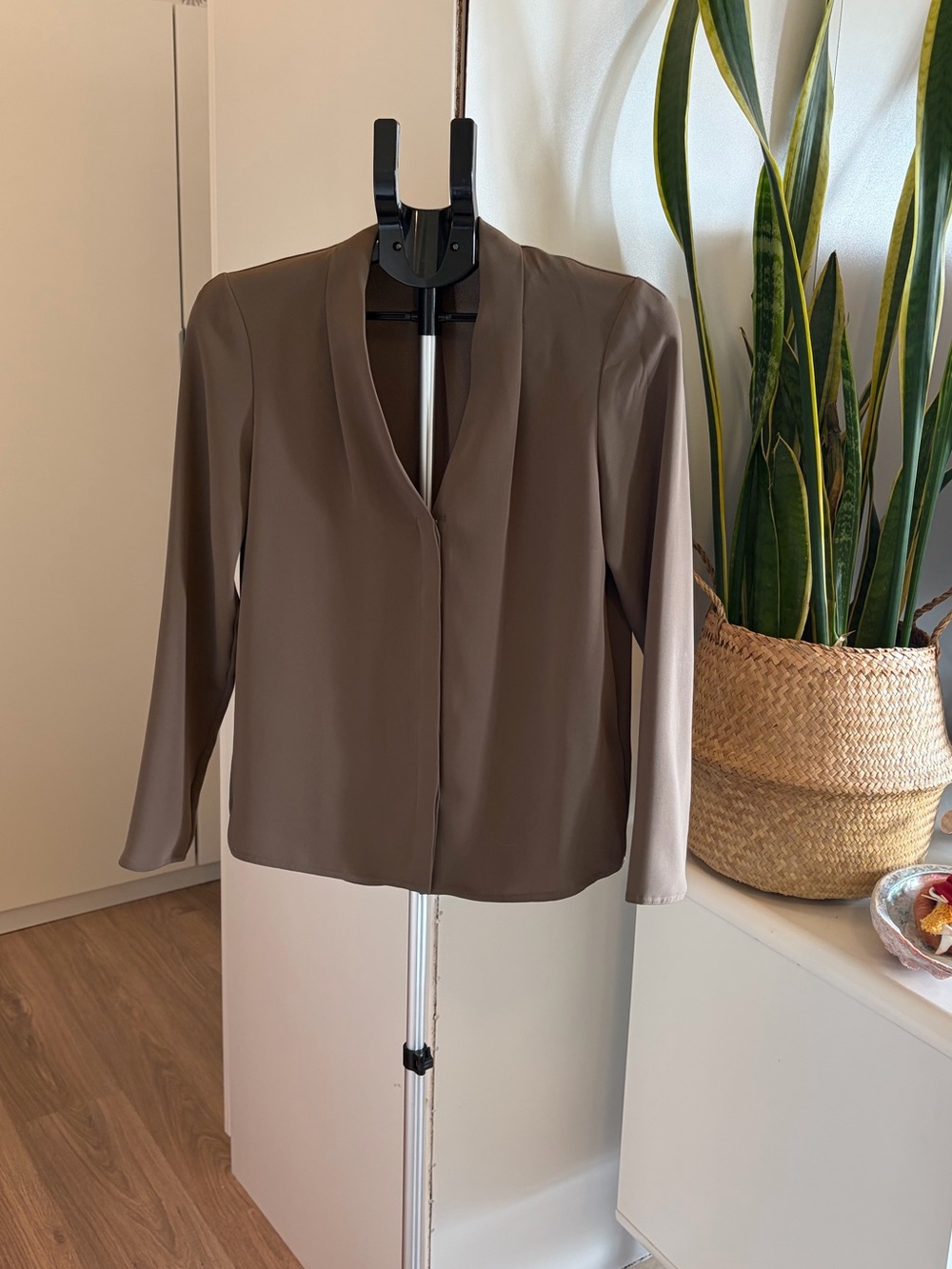 Aritzia Babaton Power Long Sleeve Taupe